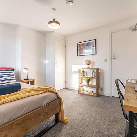 Stylish 5-Bed Home, Each With En-Suite And Own Tv Coventry Exterior photo
